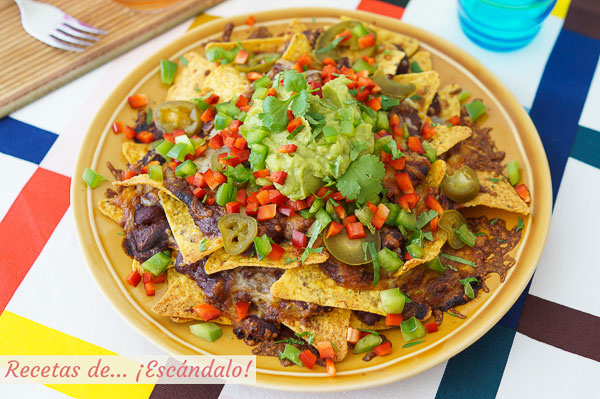 Como hacer nachos con queso, guacamole y chili con carne al horno