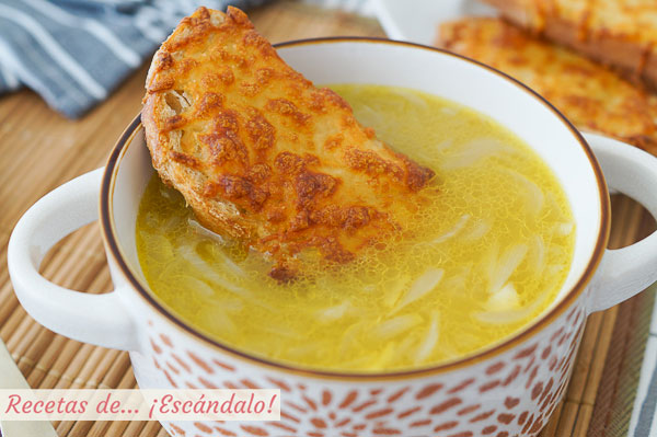 Como hacer sopa de cebolla francesa con queso gratinado. Receta facil y tradicional