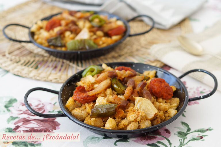 Migas de pan o migas de pastor con tocino y chorizo. Receta tradicional