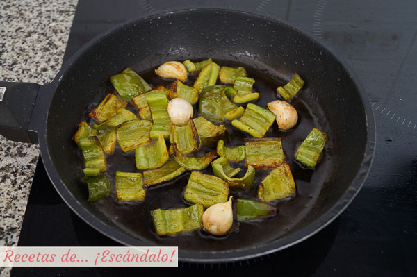 Pimiento verde y ajos para migas de pastor
