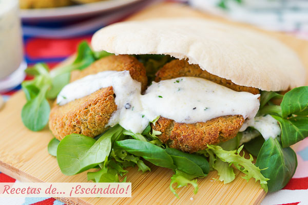 Receta de falafel casero al horno con salsa de yogur
