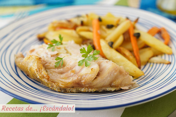 Receta de mero al horno con patatas, zanahorias y chalotas