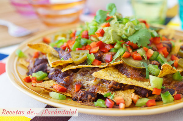 Receta de nachos con queso, guacamole y chili con carne al horno