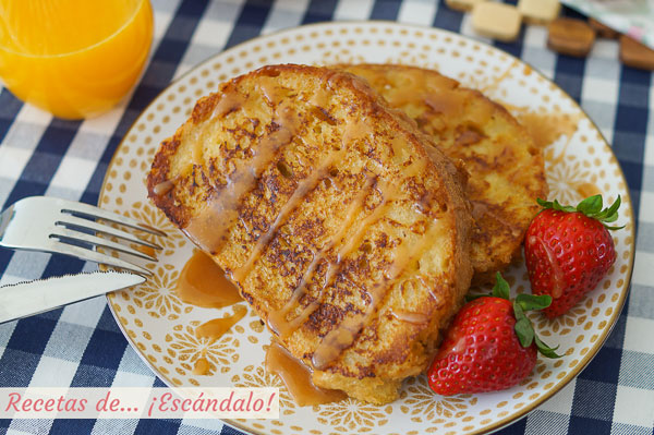 Receta de tostadas francesas o french toast con fresas y caramelo salado