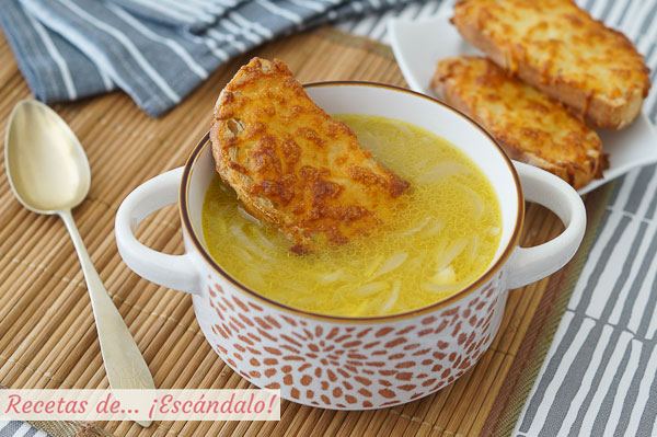 Receta facil y tradicional de sopa de cebolla francesa con queso gratinado