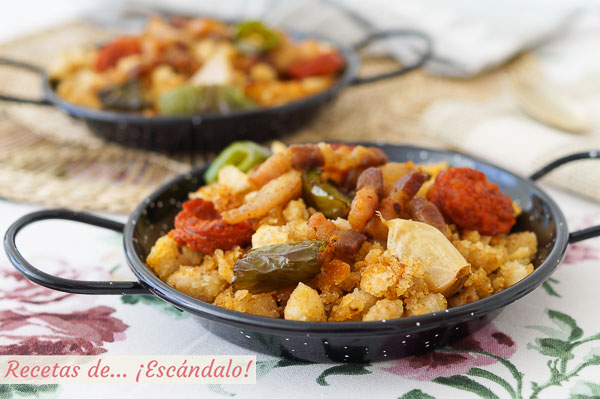 Receta tradicional de migas de pan o migas de pastor con tocino y chorizo
