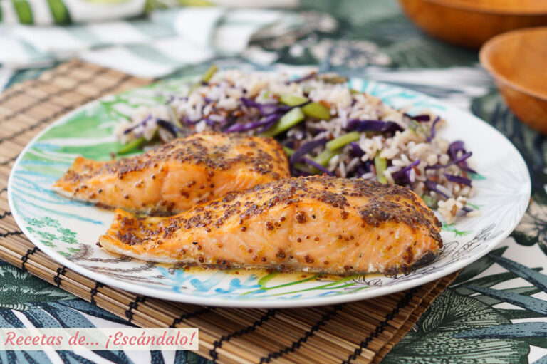 Salmón al horno con salsa de mostaza y miel y arroz blanco con verduras