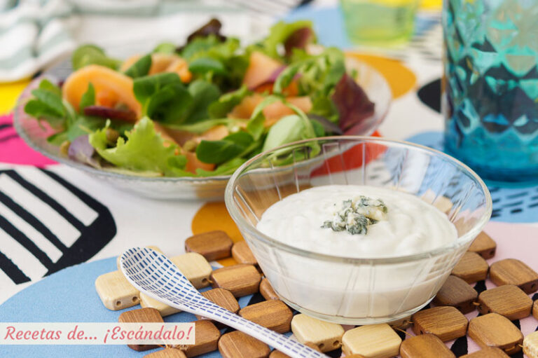 Salsa de queso roquefort y yogur para ensaladas, ¡riquísima!