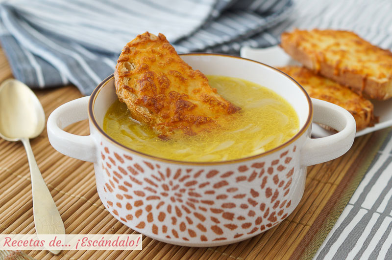 Sopa de cebolla francesa con queso gratinado. Receta facil y tradicional