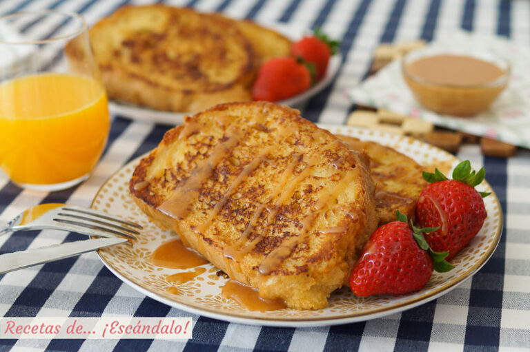 Tostadas francesas o french toast con fresas y caramelo salado
