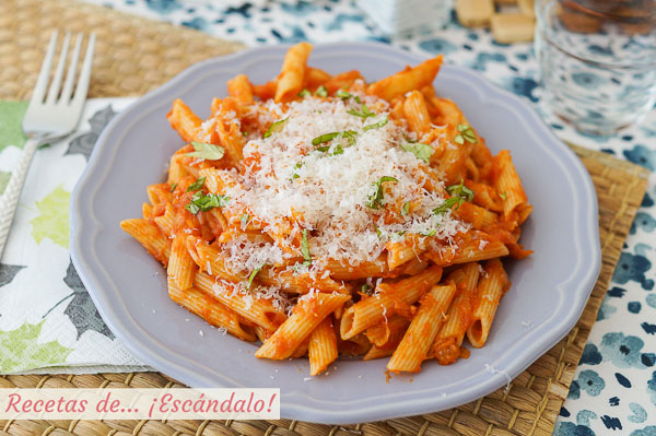 Como hacer macarrones con atun y tomate. Receta de pasta rica y facil para triunfar