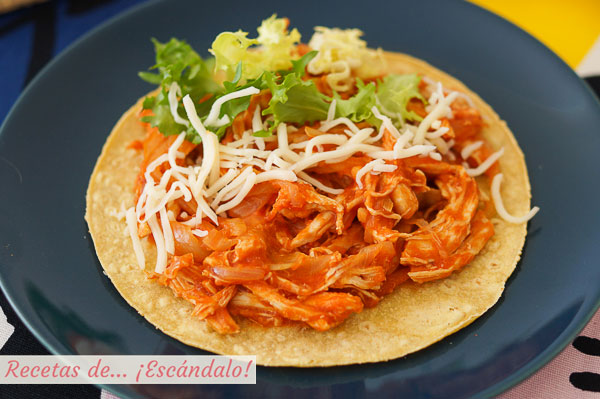 Como hacer tostadas de tinga de pollo. Receta mexicana deliciosa y sencilla