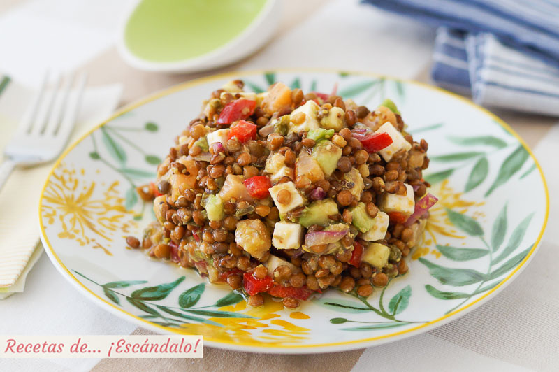 Ensalada de lentejas con salmon, aguacate y queso feta. Receta muy facil