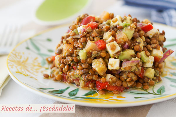 Receta de ensalada de lentejas con salmon, aguacate y queso feta