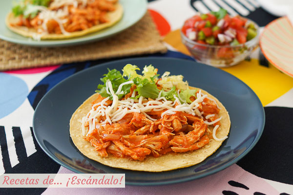 Receta mexicana de tostadas de tinga de pollo, deliciosa y sencilla