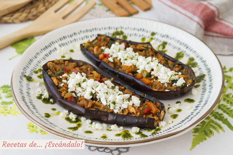 Berenjenas rellenas de atun y verduras con queso de cabra y aceite de albahaca