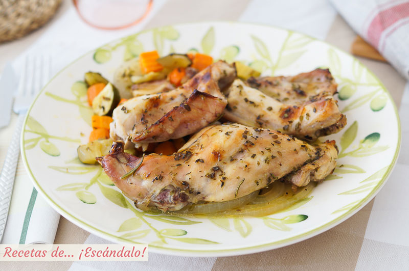 Conejo al horno con romero y verduras asadas. Receta sencilla y deliciosa