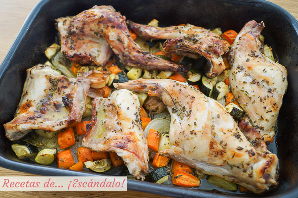 Conejo al horno con romero y verduras asadas