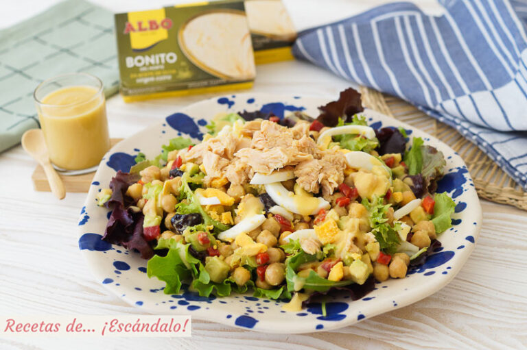 Ensalada de garbanzos con bonito y aguacate y vinagreta de manzana