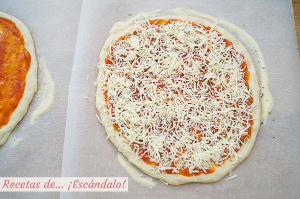 Pizza casera con tomate y queso