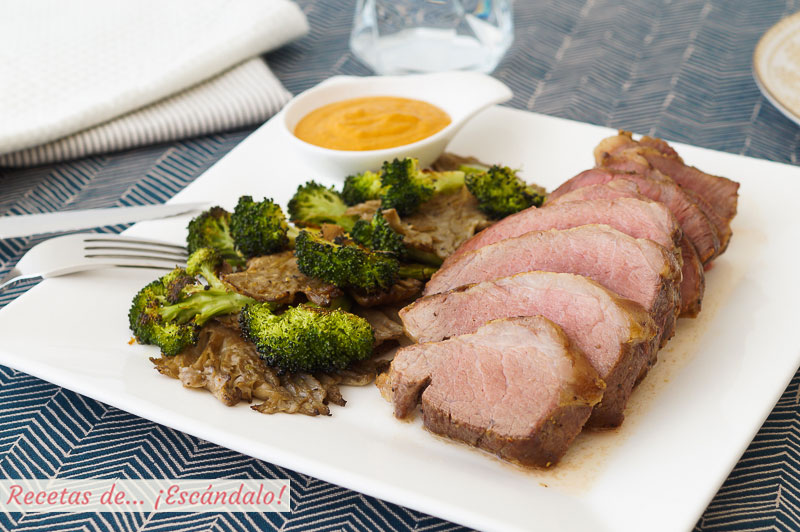Presa iberica de cerdo al horno con setas y brocoli y salsa romesco
