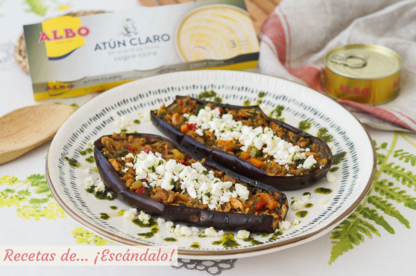 Receta de berenjenas rellenas de atun y verduras con queso de cabra y aceite de albahaca