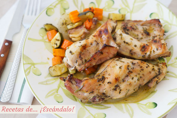 Receta de conejo al horno con romero y verduras asadas, sencilla y deliciosa