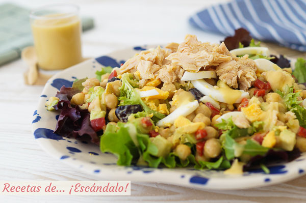 Receta de ensalada de garbanzos con bonito y aguacate y vinagreta de manzana