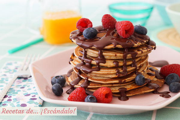 Receta de torre de panqueques o pancakes de avena y banana con chocolate
