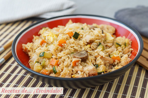 Receta de yakimeshi o arroz frito al estilo japones con pollo y verduras