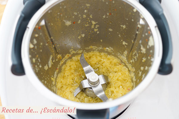 Sofrito de cebolla para salsa de tomate
