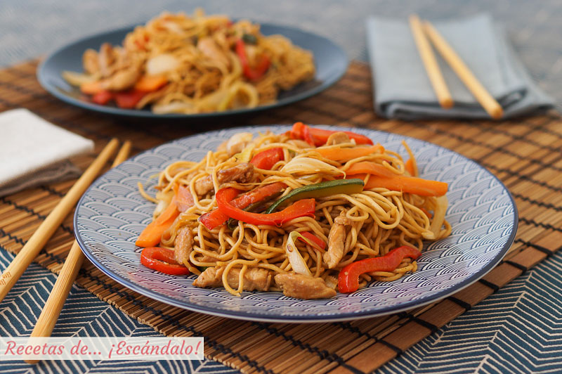 Chow mein de pollo y verduras, unos fideos chinos salteados riquisimos