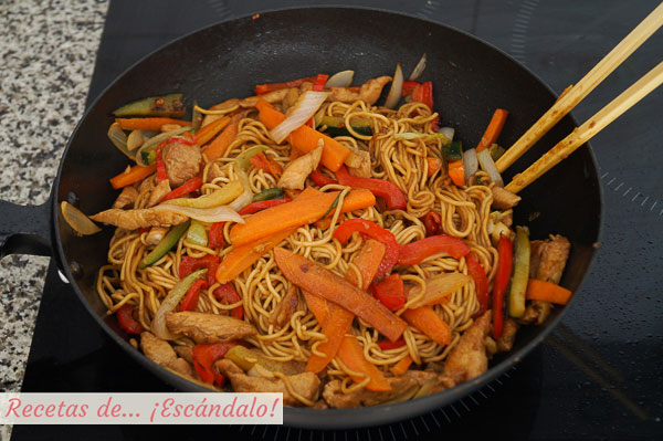 Fideos chinos salteados o chow mein
