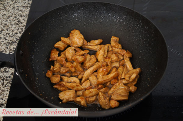 Pollo salteado para fideos chinos