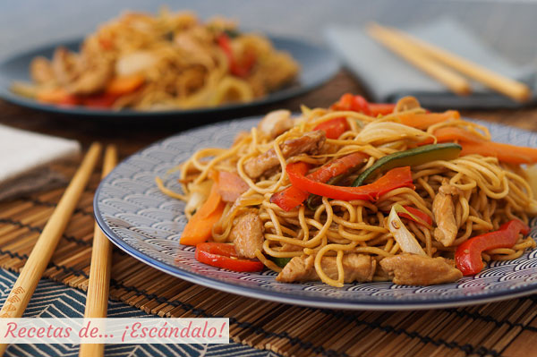 Receta de chow mein de pollo y verduras, unos fideos chinos salteados riquisimos