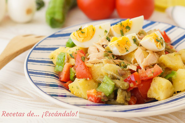 Receta de ensalada de verano con patatas y vinagreta de anchoas y alcaparras
