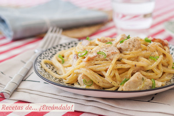 Receta de espaguetis con pollo y bacon cremosos