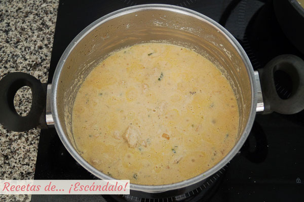 Salsa cremosa con pollo y bacon para espaguetis