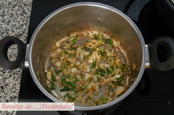 Sofrito cebolleta y ajo para pasta