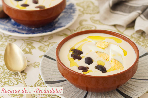 Receta de mazamorra cordobesa, una crema fria tradicional con almendras y ajo
