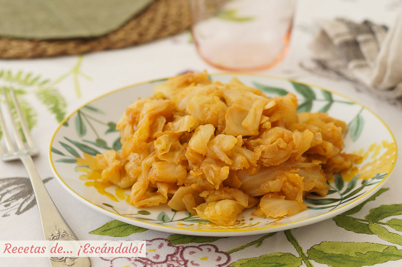 Repollo rehogado con pimenton y ajos, una receta ligera, sencilla y rica