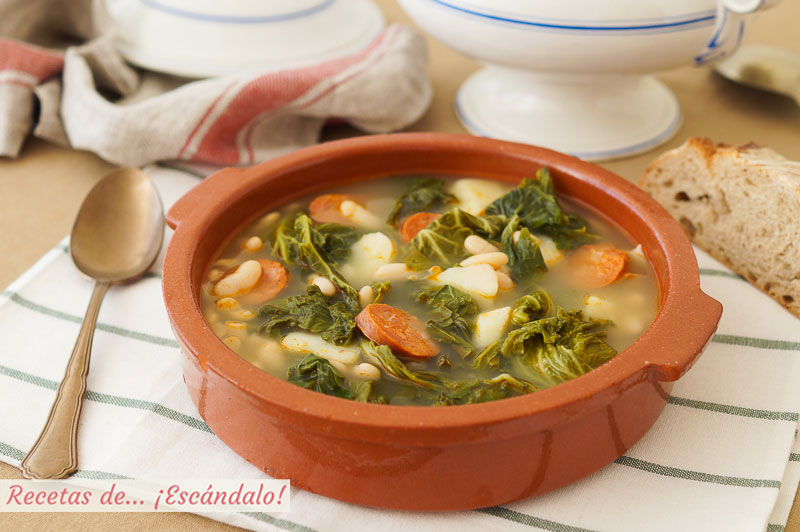 Caldo gallego tradicional con berza y lacon, delicioso y reconfortante