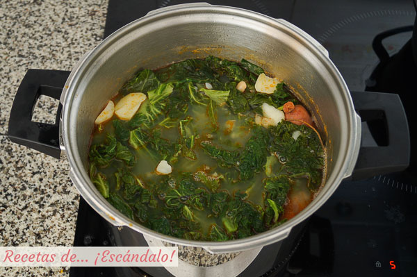 Caldo gallego tradicional