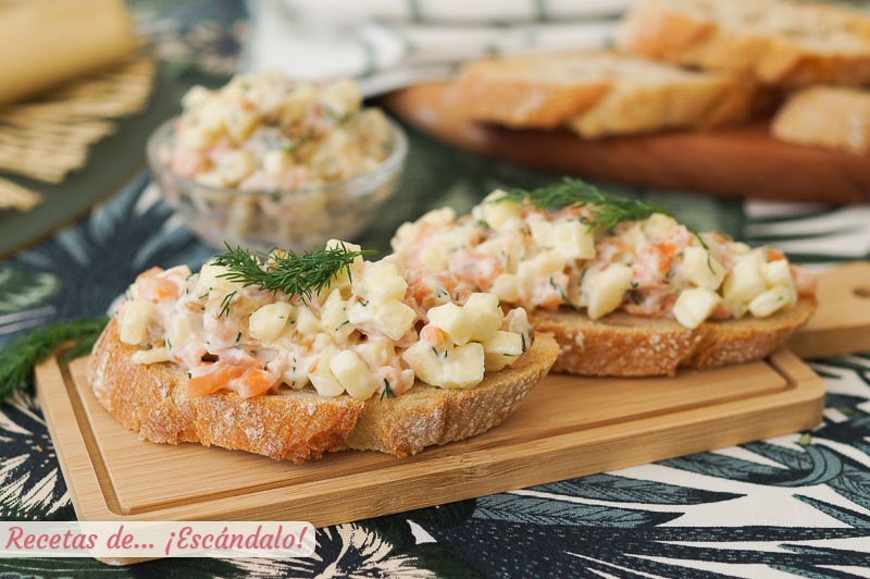 Canapes cremosos de salmon ahumado con manzana, nueces y eneldo