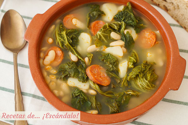 Como hacer caldo gallego tradicional con berza y lacon, delicioso y reconfortante