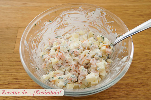 Mezcla cremosa de salmon ahumado con manzana, nueces y eneldo