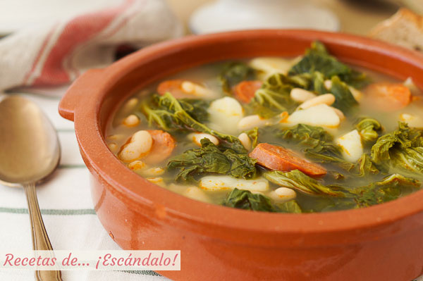 Receta de caldo gallego tradicional con berza y lacon, delicioso y reconfortante