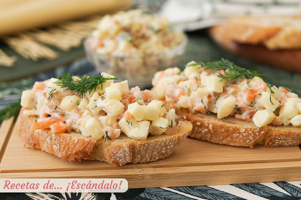Receta de canapes cremosos de salmon ahumado con manzana, nueces y eneldo