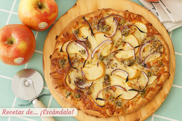 Como hacer pizza de masa casera con manzana, queso azul y cebolla roja