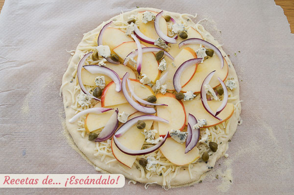 Ingredientes pizza manzana, queso azul y cebolla roja